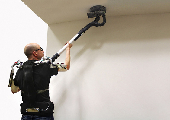 Ermüdende Arbeit über Kopf: Ein Exoskelett, das hier an den Oberarmen ansetzt, unterstützt die Muskel-Tätigkeiten der Arme und verlängert somit die Ausdauer des

Handwerkers erheblich.