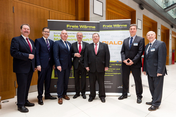Partner der Allianz Freie Wärme (v.l.n.r.): Johannes Kaindlstorfer (Freie Wärme), Adrian Willig (IWO), Andreas Müller (ZVSHK), Andreas Lücke (BDH), Hans-Günter Beyerstedt (HKI), Dirk Arne Kuhrt (Uniti), Oswald Wilhelm (ZIV). Nicht im Foto, die Partner EKA, HAGOS, IPS, Olsberg, Oventrop, VEH