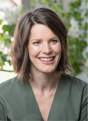 



Die deutsch-dänische Designerin 
Gesa Hansen
 verzeichnet mit ihrem 2009 gegründeten Label „The Hansen Family“ große Erfolge mit handgemachten Möbeln im skandinavischen Design. Für Villeroy & Boch hat die Wahl-Pariserin ein exklusives Farbkonzept entwickelt, das viele neue Gestaltungsmöglichkeiten im Badbereich eröffnet.
