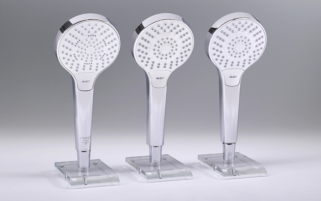 2 dreiste Kopien der Hansgrohe Handbrause Croma Select S Multi (Original links im Bild) wurden 2019 mit dem Negativ-Preis "Plagiarius" ausgezeichnet.