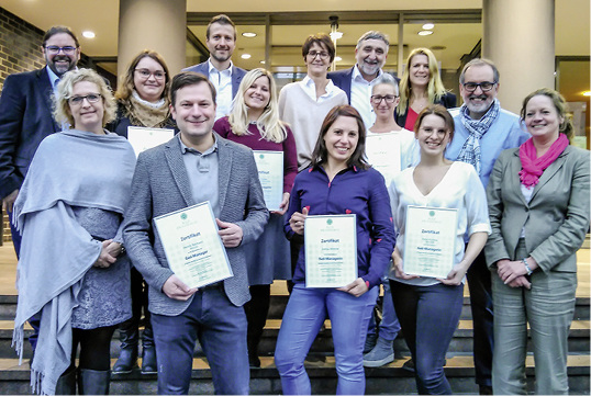 



Erleichterung pur: die Dozenten und Absolventen des 2019er-VDS-Kurses zum „Zertifizierten Bad-Manager“.
