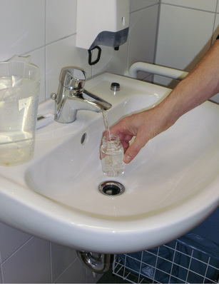 
Die DVGW-Information Wasser Nr. 90 und das UBA empfehlen, bei Legionellenuntersuchungen eine Temperaturmessung von PWC an den Entnahmestellen vorzunehmen. Denn erhöhte PWC-Dauertemperaturen führen oft zu Verkeimungen der gesamten Anlage.



