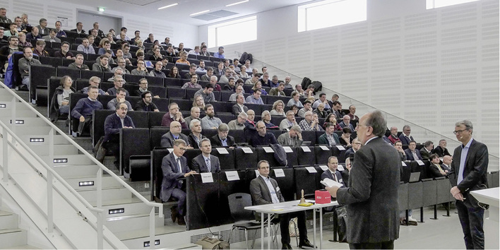 
Das Audimax des Burgsteinfurter Campus war Austragungsort für das Sanitärtechnische Symposium. Prof. Franz-Peter Schmickler moderierte.



