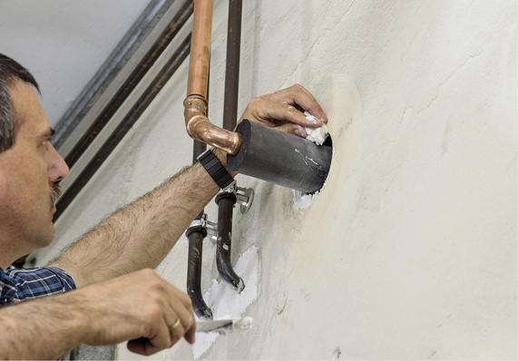 





Durch korrekt geplante und sauber ausgeführte Rohrabschottungssysteme wird im Falle eines Brandes die Weiterleitung in benachbarte Räume verhindert.

