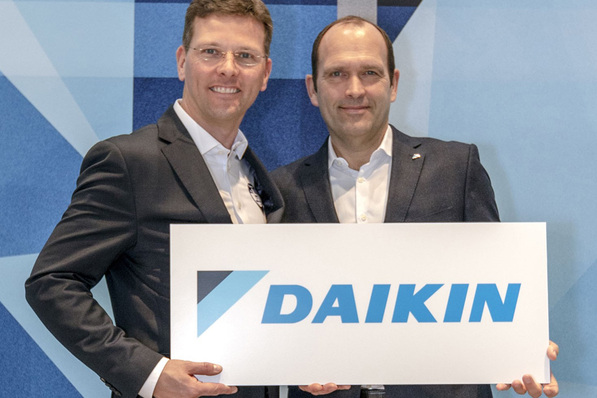 Rotex-Geschäftsführer Georg Blümel (links) mit Gunther Gamst, Geschäftsführer Daikin Airconditioning Germany GmbH, auf der ISH 2019
