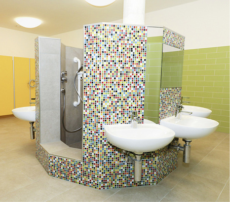 
Das Waschrondell in den Sanitärräumen wurde aus dem Installationssystem Geberit GIS individuell gefertigt.



