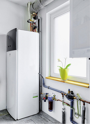 
Das Standgerät der Daikin Altherma 3 mit integriertem Brauchwasserspeicher ist im Hauswirtschaftsraum untergebracht.



