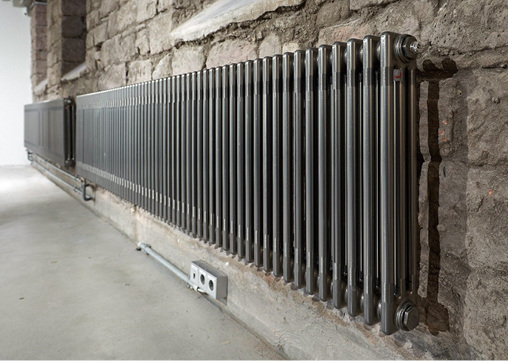 
Befestigt an dunkelgrauen, rustikalen Steinwänden: der Zehnder Charleston in transparenter Lackierung.



