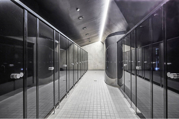 
Cronus in Sonderausführung: schwarze Hochglanzfarbe mit schwarzen Profilen.



