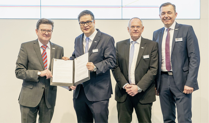 
Haftungsübernahmevereinbarung nach neuestem Zuschnitt (v. l.): ZVSHK-Hauptgeschäftsführer Helmut Bramann, Johannes Rump, Bernhard Schaub (beide Oventrop) und ZVSHK-Präsident Michael Hilpert.



