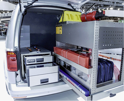 



Ausrüstung gut erreichbar: Dank Schwerlastauszug lassen sich selbst Aggregate mit hohem Eigengewicht komfortabel greifen oder bedienen.
