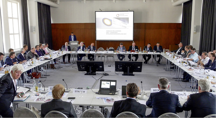 





Folgenabschätzung: Einstimmig verabschiedete die ZVSHK-Mitgliederversammlung eine Resolution zur CO

2

-Bepreisung – adressiert an die politischen Entscheider für ein kommendes Klimaschutzgesetz.

