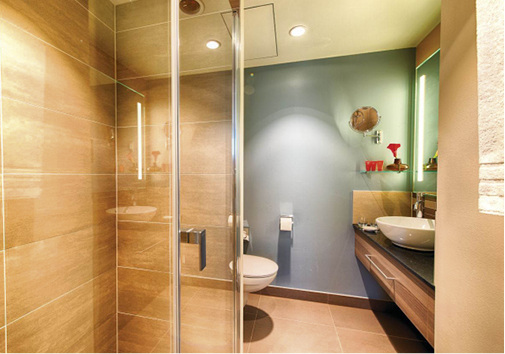 
Ideal-Standard-Produkte unterstützen die Badgestaltung im Leonardo Hotel in München.



