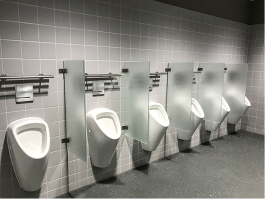 
In den Sanitärräumen der Frankfurter Messehalle 12 verrichtet der elektronische Urinalspüler Tempomatic 4 von Delabie seinen Dienst.




