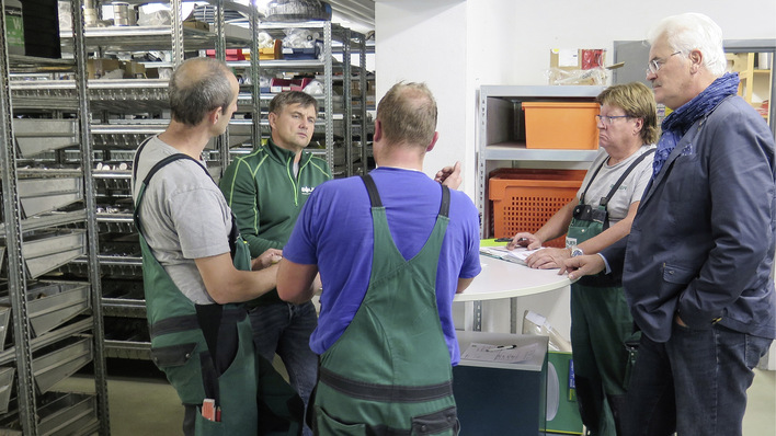 





Mehr und besser miteinander reden: Transparenz in den Entscheidungen und Klarheit in den Anweisungen heben das Miteinander im Unternehmen auf eine neue Beziehungsebene, wie hier zum Feierabend-Feedback beim SHK-Betrieb Bauer in Baden-Baden.

