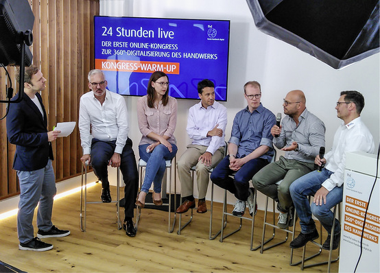 





Da waren alle noch munter: Der 24 Stunden dauernde Live-Kongress startete mit einer großen Diskussionsrunde.

