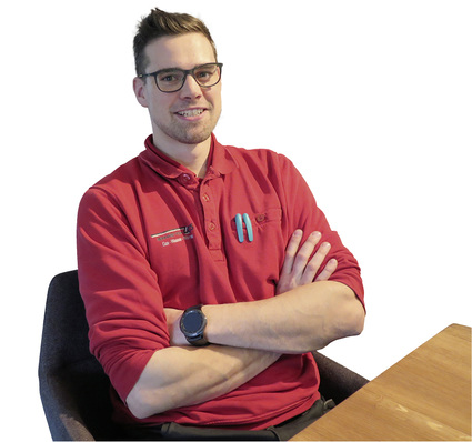 





Marcel von Zons ist im Hauptberuf Installateur- und Heizungsbauermeister im SHK-Betrieb Reinhard von Zons in Langenberg (bei Gütersloh). In seiner Freizeit erstellt er Videos über die SHK-Branche für seine Seite shk-info.de. 

