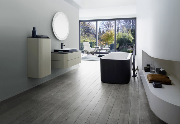 

Zweifarbigkeit ist angesagt bei Waschtisch und Badewanne. Dunkles Anthrazit wird dabei mit viel Weiß gekontert. Dazu passen helles Holz und sandfarbene Schränke. 





