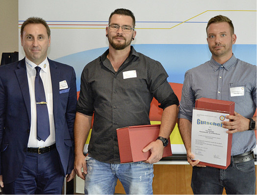 



Ausgezeichnet fortgebildet (von links): Landesinnungsmeister Dieter Allenbacher ehrte Fabian Siner und Timo Schade.
