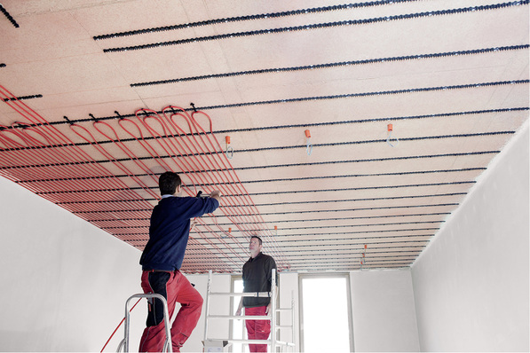 

Bei der Deckenheizung/-kühlung muss das Systemrohr entgegen der Schwerkraft eigenstabil angebracht werden. In der Nassbauweise dienen hierzu Befestigungsschienen.





