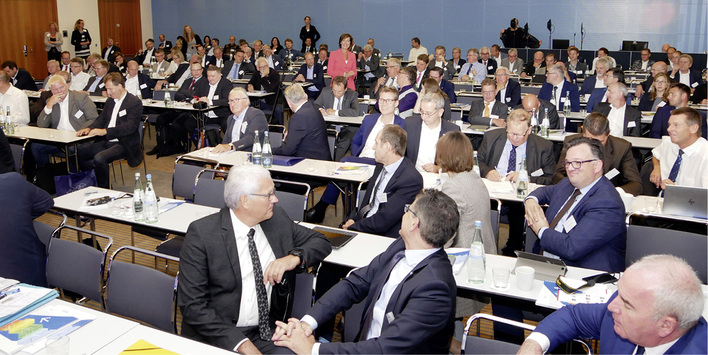 

Wenige Tage nach Veröffentlichung des Klimapakets: Zur Wärmekonferenz kamen am 24. September 2019 rund 200 Teilnehmer nach Berlin, um Informationen aus kompetenter Quelle zu bekommen.





